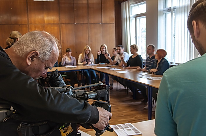 Dziennikarze i fotoreporterzy uczestniczą w warsztatach polskiego języka migowego realizowanych w ramach projektu „Bezpieczni Obywatele Świata Ciszy”. Policjanci prezentują umiejętności zdobyte w trakcie poprzednich zajęć.